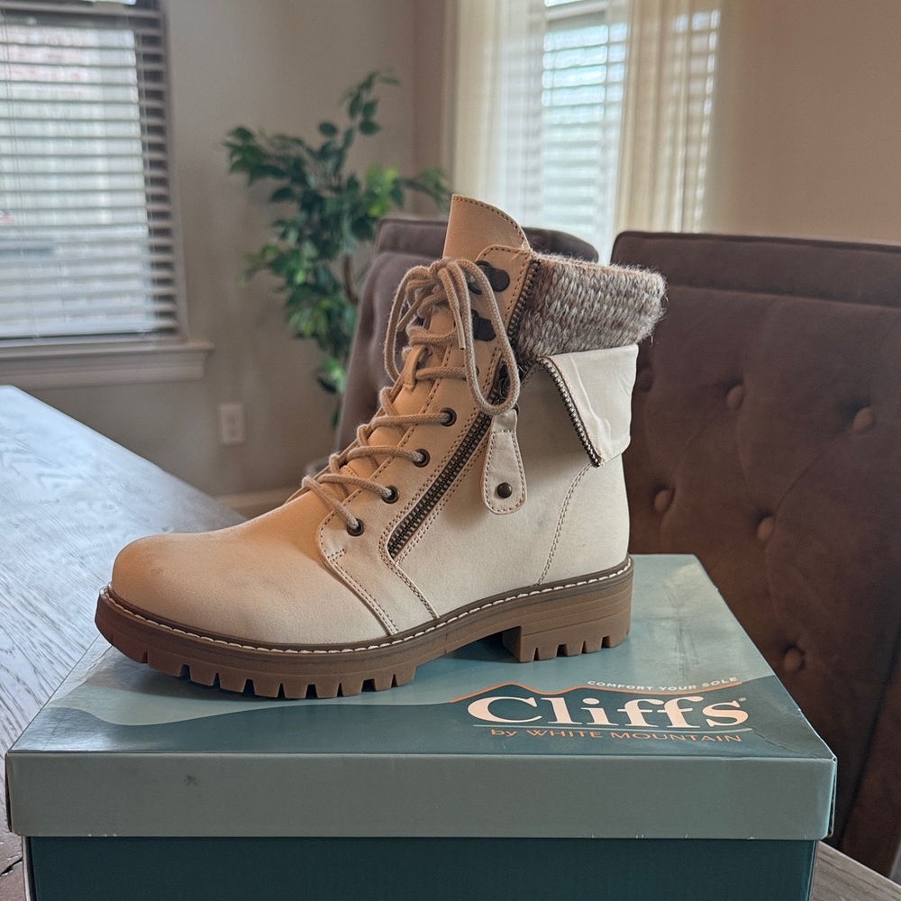 Cliffs byWhite Mountain Women’s Mandy Lace-Up Lug Sole Booties|Tan/White NIB